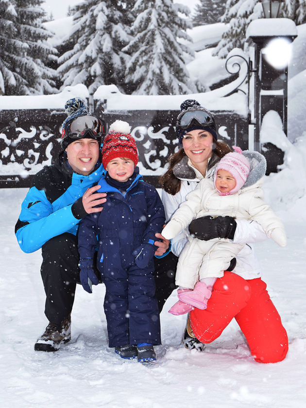 Prince William and Kate Middleton just shared these ADORABLE pictures of Prince George and Princess Charlotte in the snow!
