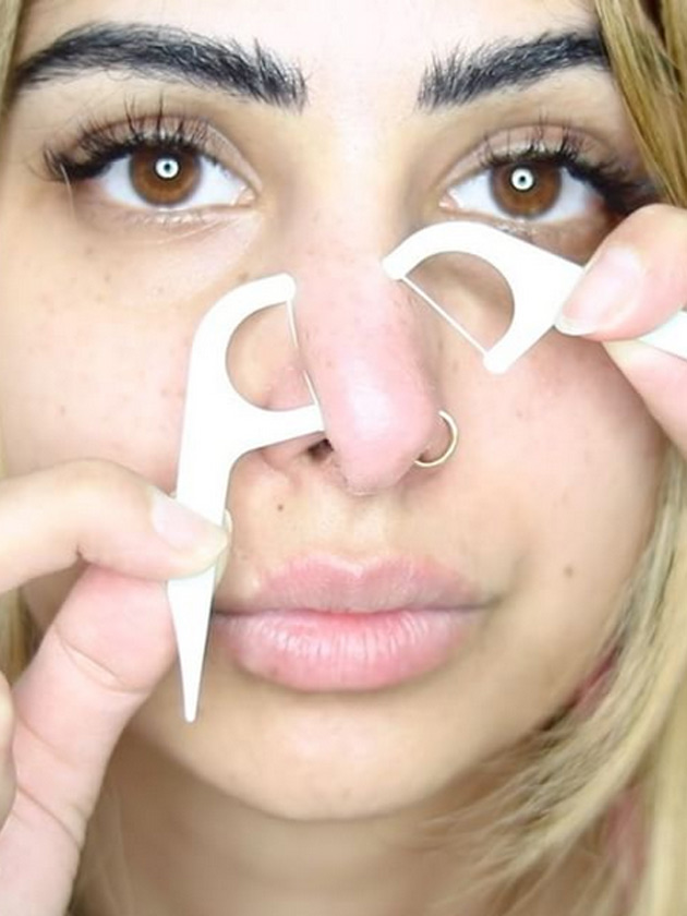 Gross! This blogger is removing her blackheads with dental floss and we can’t stop watching