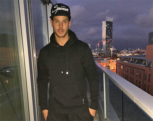 Love Island’s Scott Forced To Defend Cuddling Snap With Kady
