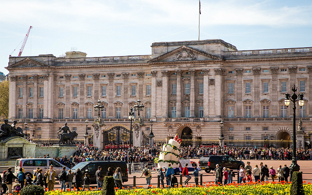 Ever Wanted To Live In Buckingham Palace? The Queen Is Hiring!