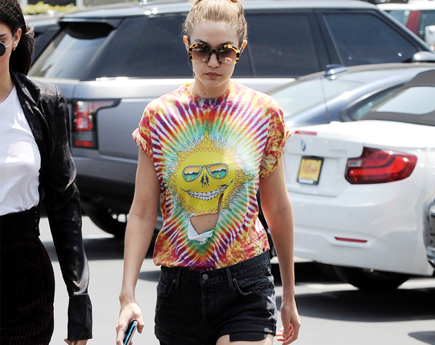 4 Ways To Wear A Graphic T-shirt
