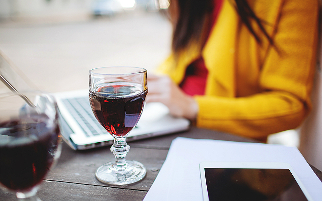 Here’s A *Hilarious* Lesson In Why You Should Never Try To Drink And Work