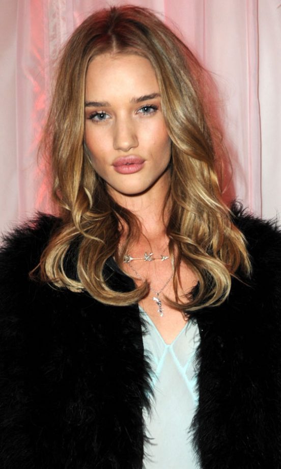 Rosie Huntington-Whiteley's Loosely Waved Hairstyle, December 2009