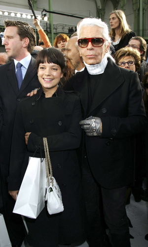Lily Allen has confirmed Karl Lagerfeld will design her wedding dress