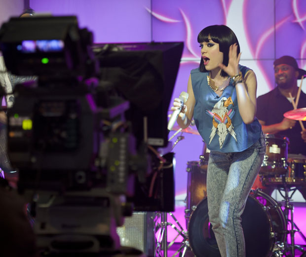 Jessie J ditched the fierce make-up and nude jumpsuits for a demure fashion approach when she performed on Daybreak at the ITV Studios