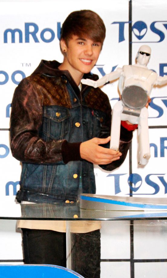 Justin Bieber Hit The mRobo Bass Portable Speaker And Dancing Robot Unveiling, 2012