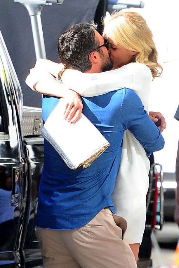 Cameron Diaz And Taylor Kinney Kissing On Set Of 'The Other Woman' , 2013