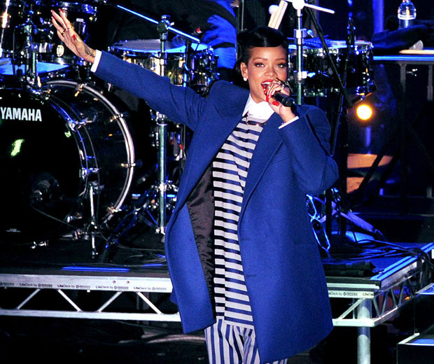 Rihanna switched on the shopping centre's Christmas lights and performed for the crowds