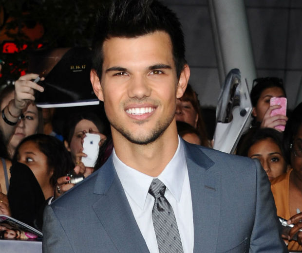 Taylor Lautner was all smiles on the black carpet last night