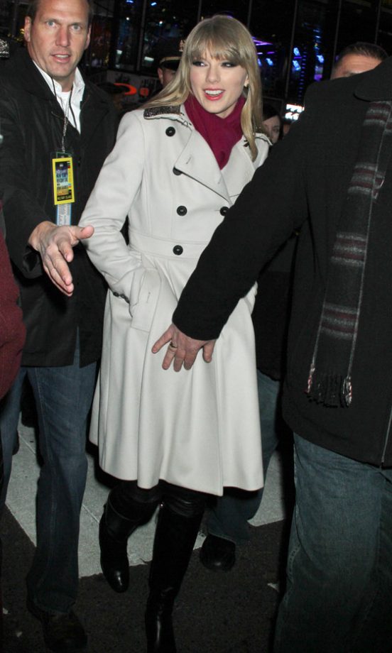 Taylor Swift At The New Year's Eve Celebrations In Times Square, New York, 2012