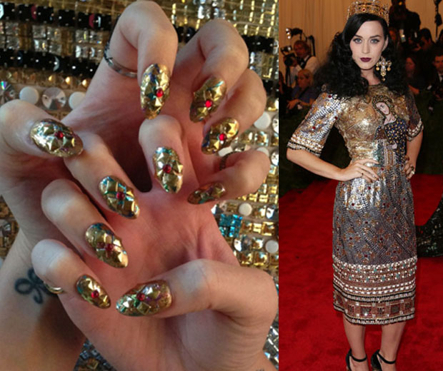 Katy Perry flaunts her claws