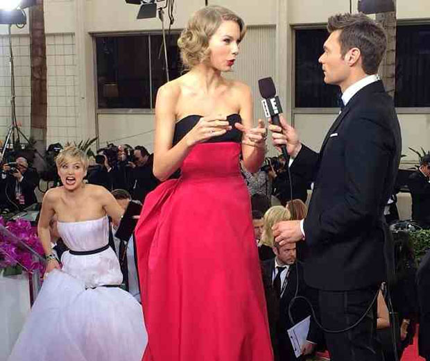 Jennifer Lawrence photo bombed Taylor Swift at the Golden Globes 2014