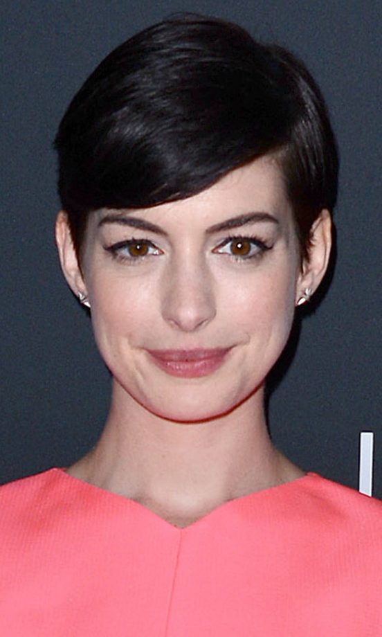 Anne Hathaway's Glossy Pixie Crop At The Pink Party