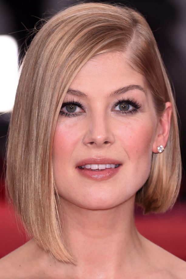 Rosamund Pike Looks Chic With An Asymmetric Bob At The Golden Globe Awards, 2015