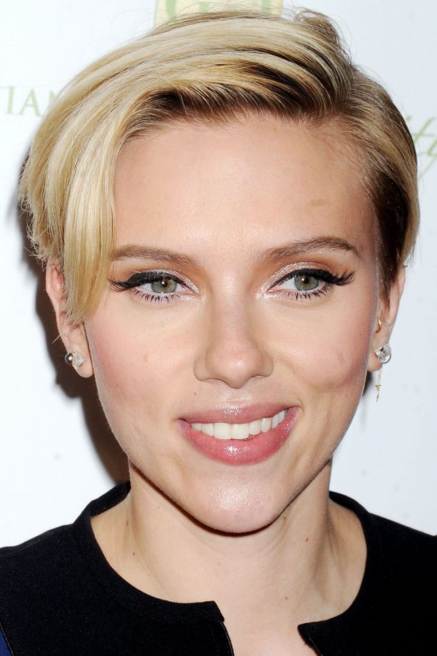 Scarlett Johansson Wows With Her Blonde Crop 'Do At A Hurricane Sandy Fundraiser, 2014