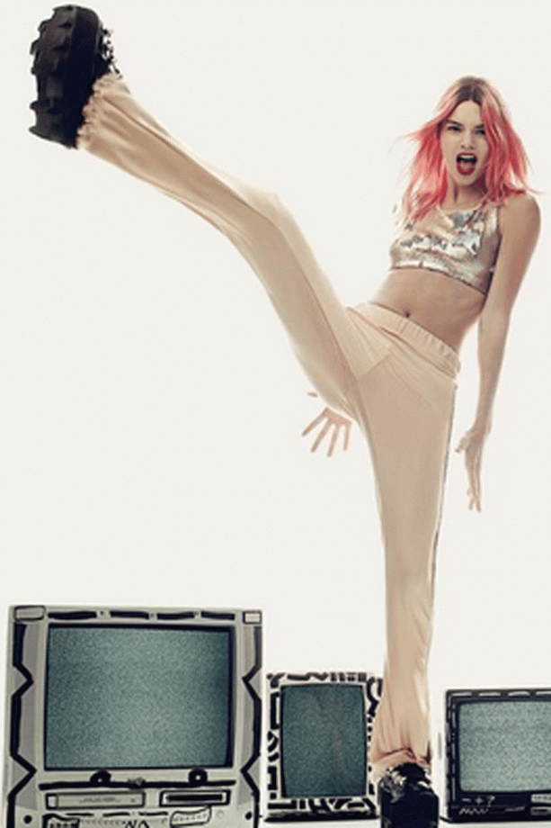 Kendall Jenner Rocks Grungy Pink Hair In The November Issue Of Vogue, 2015