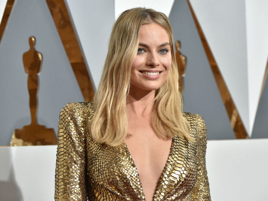 Margot Robbie Perfects The Subtle Hollywood Glow With Her Golden Red Carpet Look At The Oscars, 2016