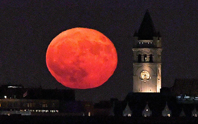 Mind-Blowing Supermoon Views That We Missed Because of Typical British Weather