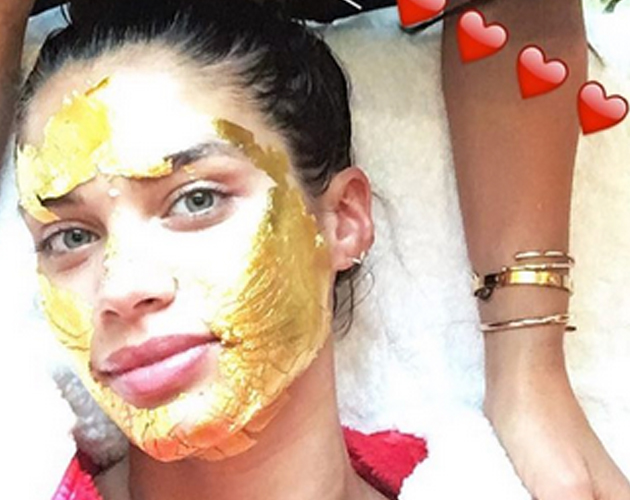 Victoria’s Secret Angels Prepped Their Skin With A $300 Gold Mask