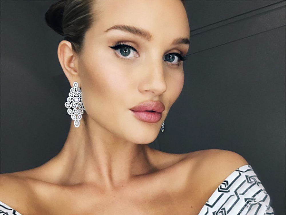 Rosie Huntington-Whiteley Looks Stunning In New Baby Bump Pic