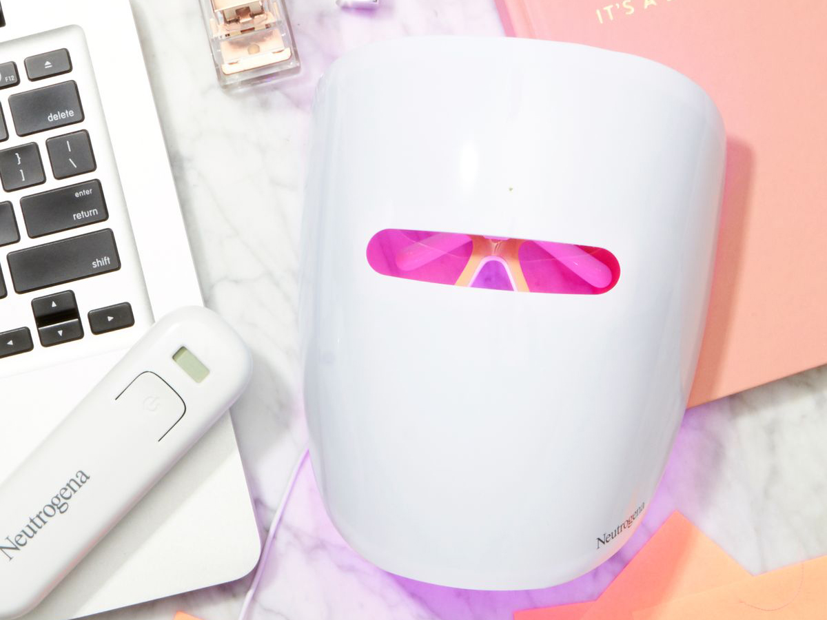 Get 30% Off Neutrogena's Acne Light Therapy Mask