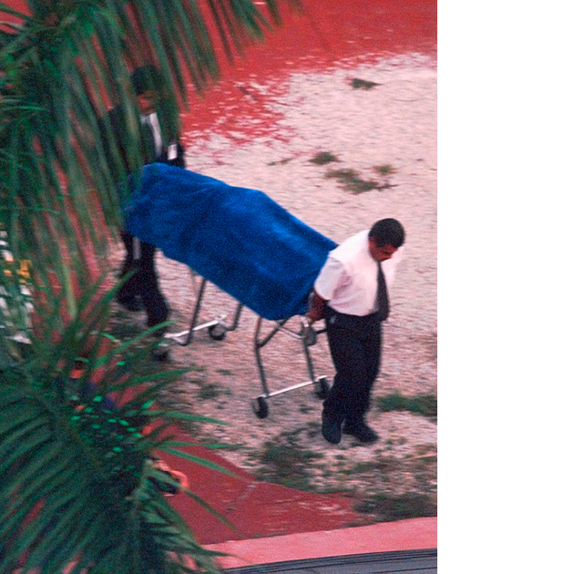 Killer Andrew Cunanan's body is remved following his suicide. Photo: PA Photos.