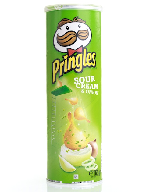 Kaleng Pringles berisi air seni