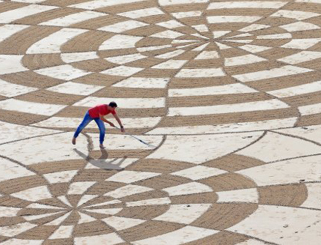 Sand art by Ross Andrews in Kent