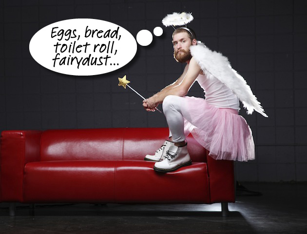 Memakai pakaian peri bersayap untuk pergi ke supermarket 