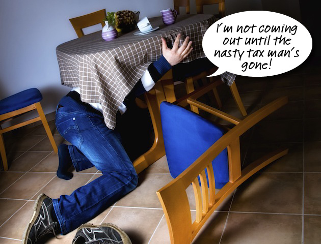 Bersembunyi di bawah meja karena malu