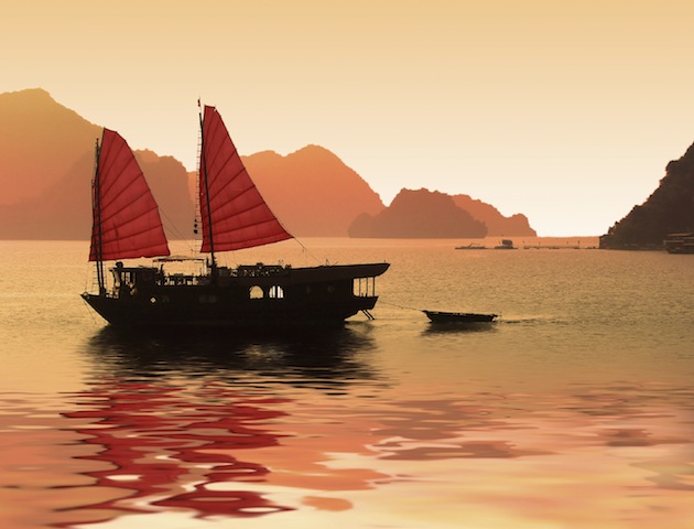 Female pirates: Chinese boat with red sail