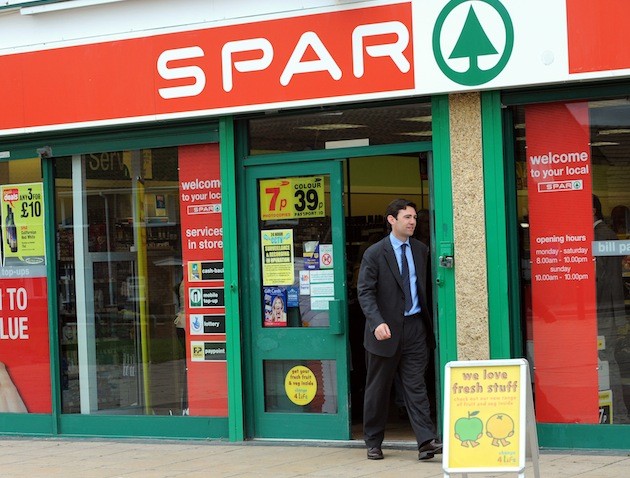 Health Secretary Andy Burnham tastes some fruit at teh Spar shop in Blahelaw shopping centfre in Newcastle today(tuesday 28th july 2009) on the nationwide launch of the Change for life .......PA Photo Owen Humphreys