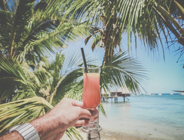 Man holding cocktail