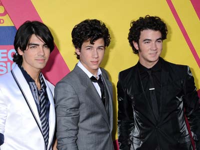 MTV Video Music Awards: Jonas Brothers make a dashing trio
