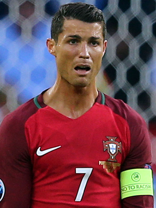 WATCH Ronaldo throws hissy fit, chucks reporter's mic into lake