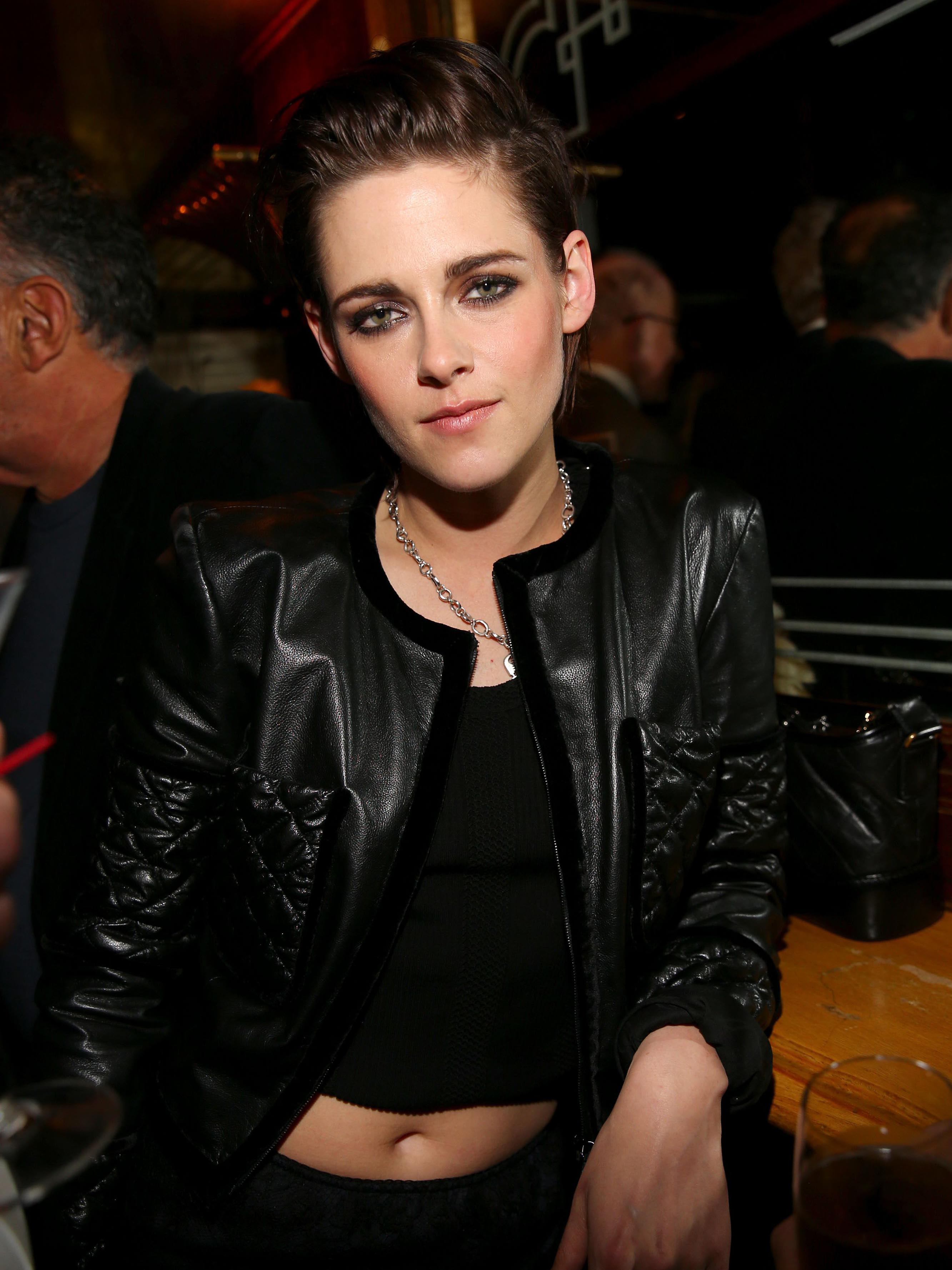 WOAH! Kristen Stewart has shaved her entire head, and it 