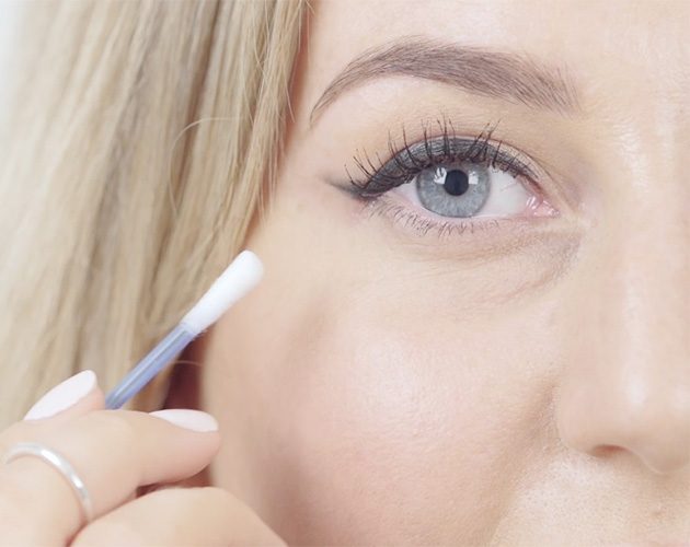 How To Fix An Eyeliner Smudge In Two Seconds Look