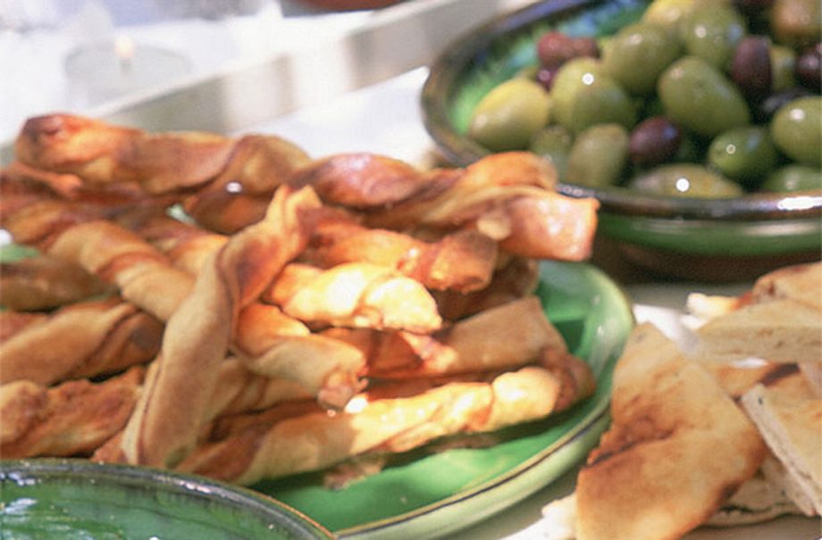 Spicy puff pastry straws