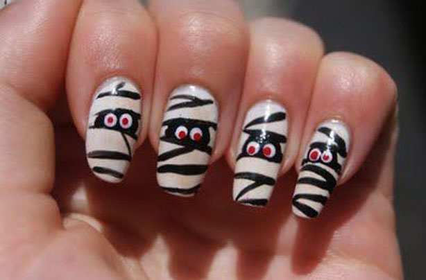 Mummy Halloween nails