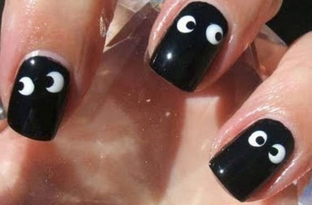 Peeping eyes Halloween nails