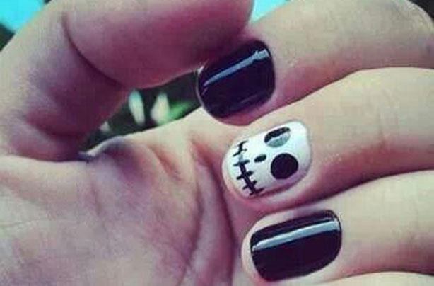 Skeleton Halloween accent nail