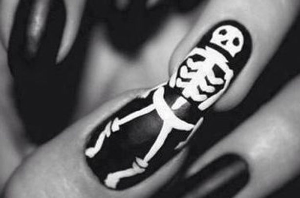 Skeleton Halloween accent nails