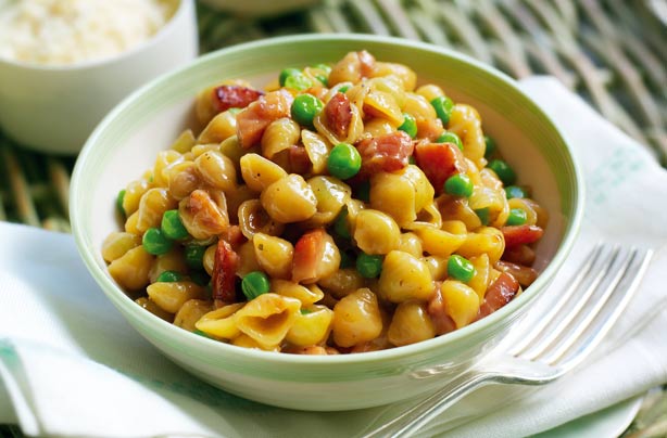 Gino D'Acampo's pasta with peas, ham and eggs