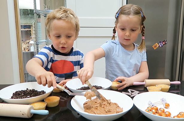 Kids Kitchen: Halloween cupcake decorating