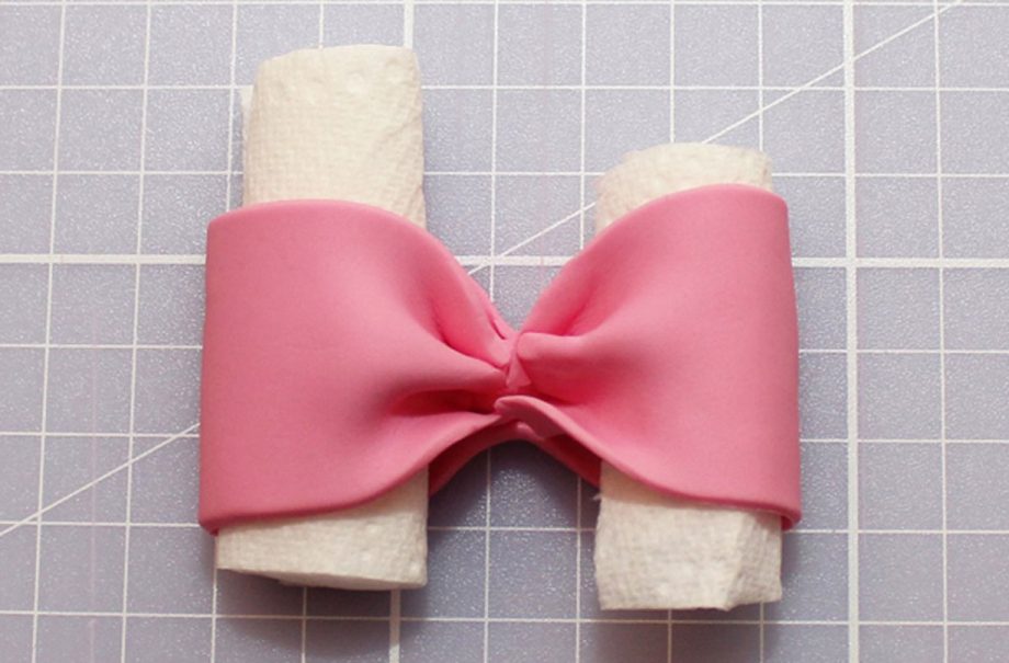 Bow cake decoration
