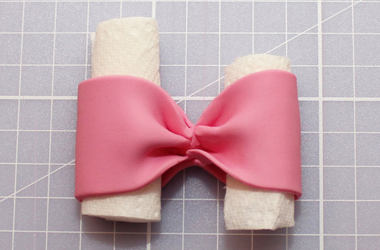 Bow cake decoration