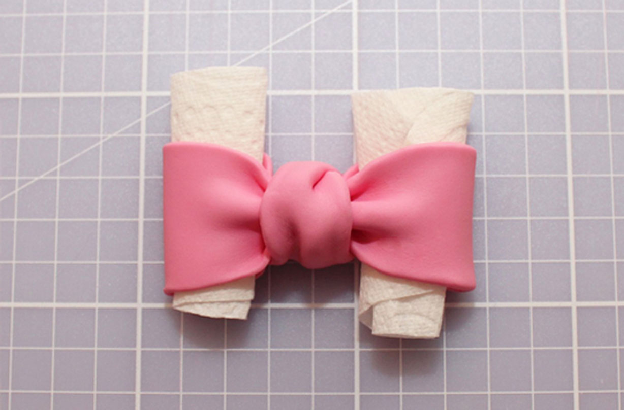 Bow cake decoration