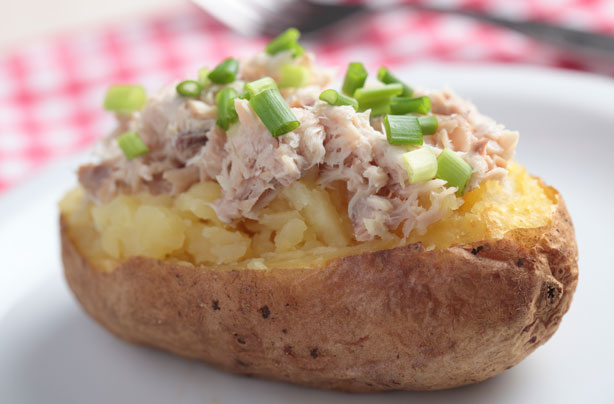 Baked potato with tuna and spring onion