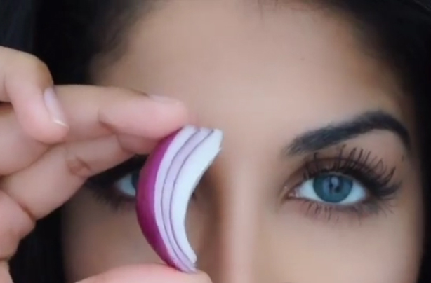 Onions for eyebrow growth