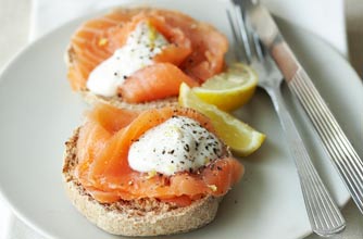Wholemeal muffins with smoked salmon